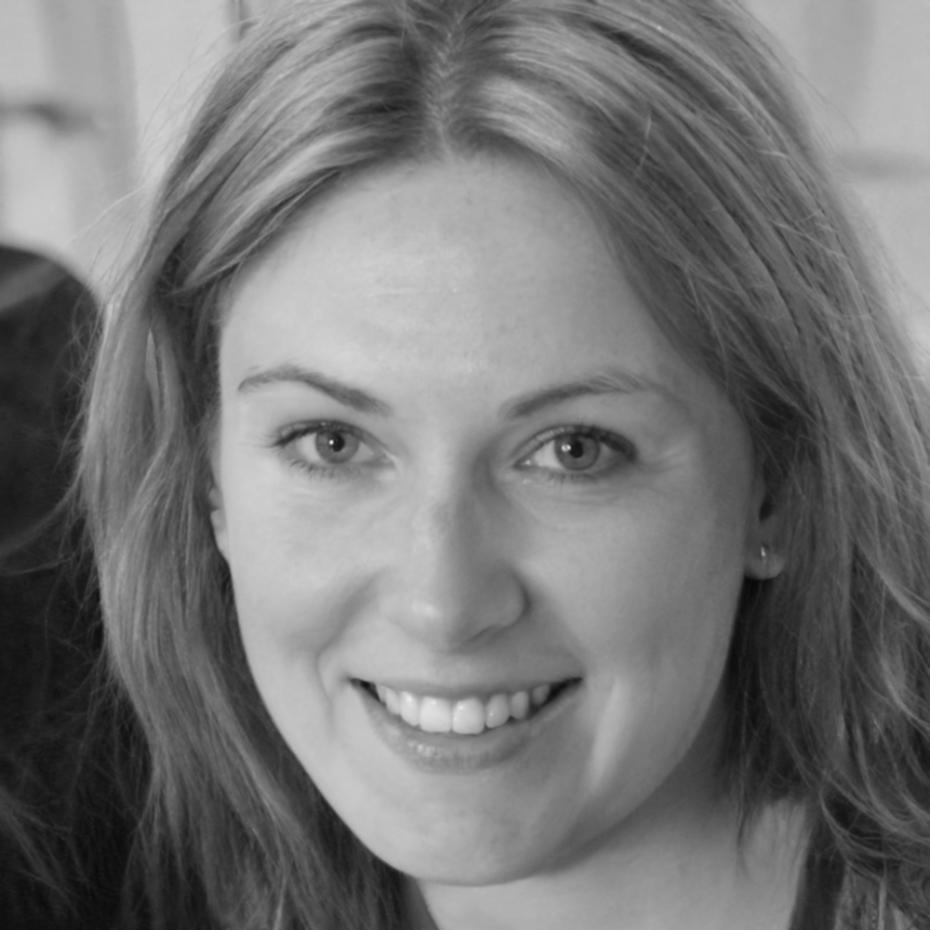 Conseillère financière experte expliquant des stratégies budgétaires