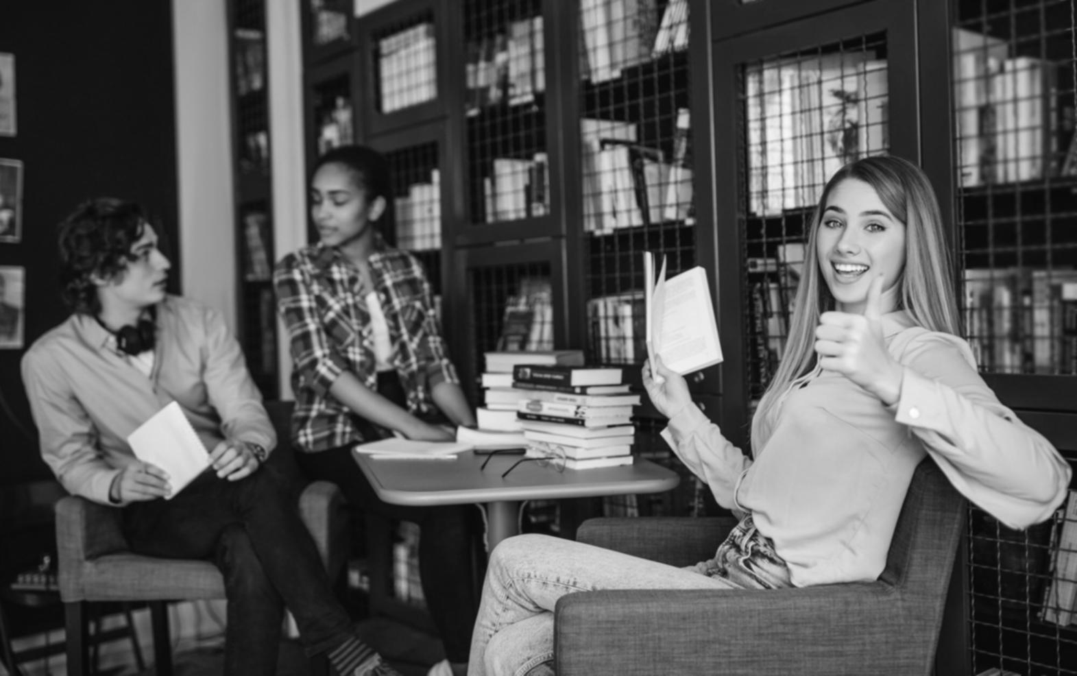 Groupe de participants discutant de stratégies budgétaires lors d'un atelier collaboratif